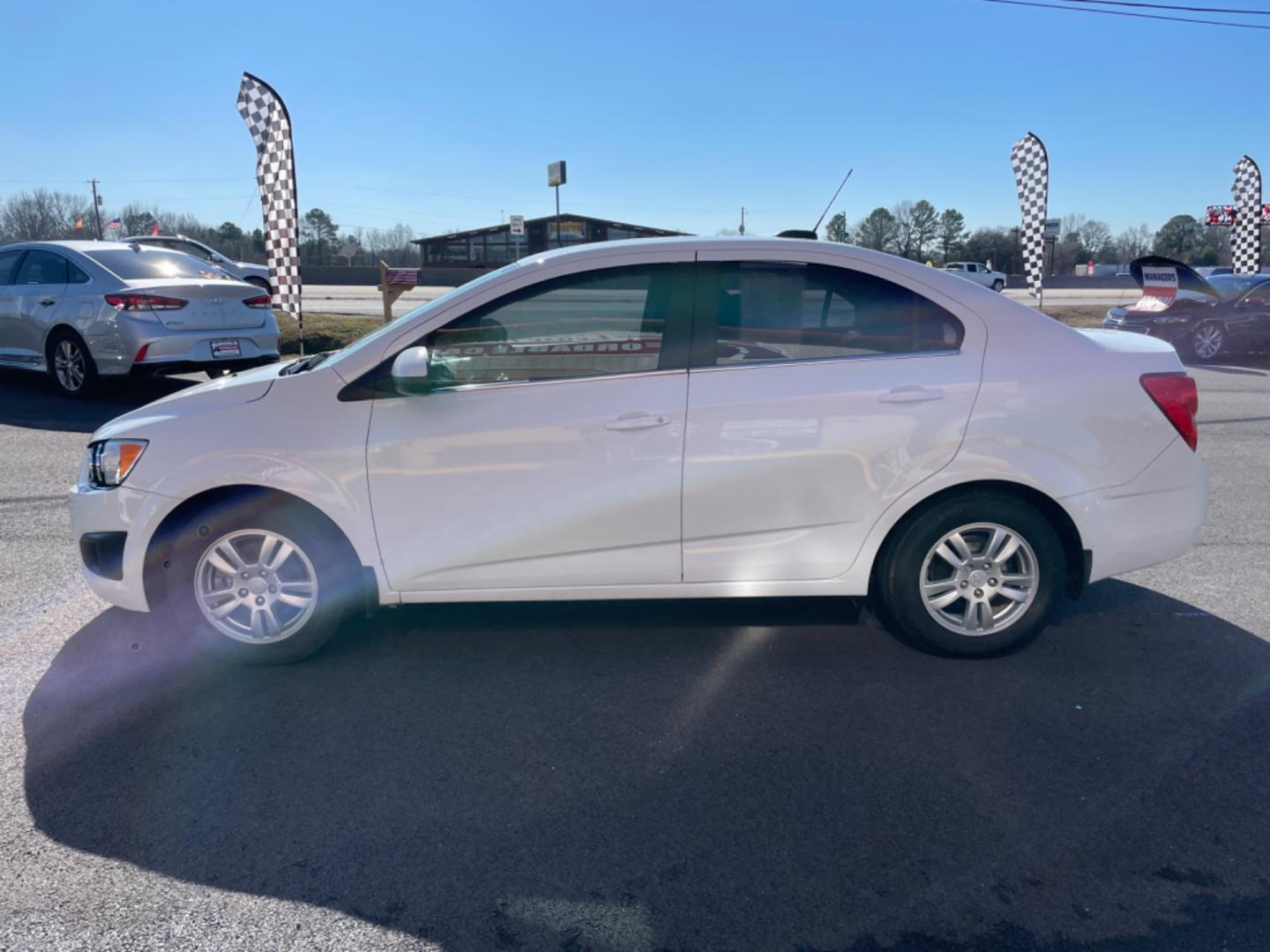 2016 White Chevrolet Sonic (1G1JC5SHXG4) with an 4-Cyl, 1.8 Liter engine, Automatic, 6-Spd transmission, located at 8008 Warden Rd, Sherwood, AR, 72120, (501) 801-6100, 34.830078, -92.186684 - Photo#4